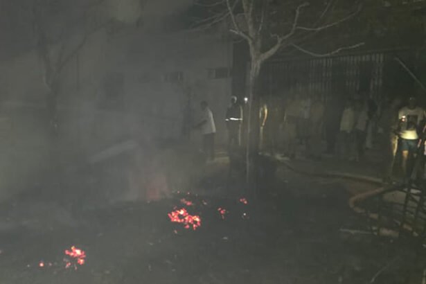 farrukhabad:-मंडी-समिति-के-सब्जी-खंड-में-भीषण-आग,-कई-दुकानें-राख,-लाखों-का-नुकसान