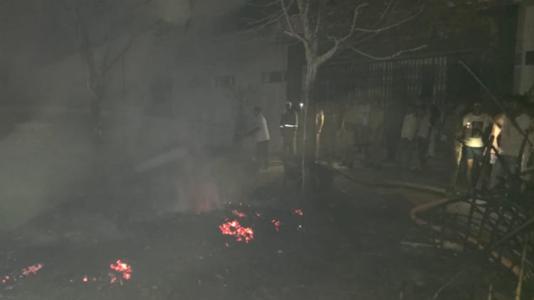 farrukhabad:-मंडी-समिति-के-सब्जी-खंड-में-भीषण-आग,-कई-दुकानें-राख,-लाखों-का-नुकसान