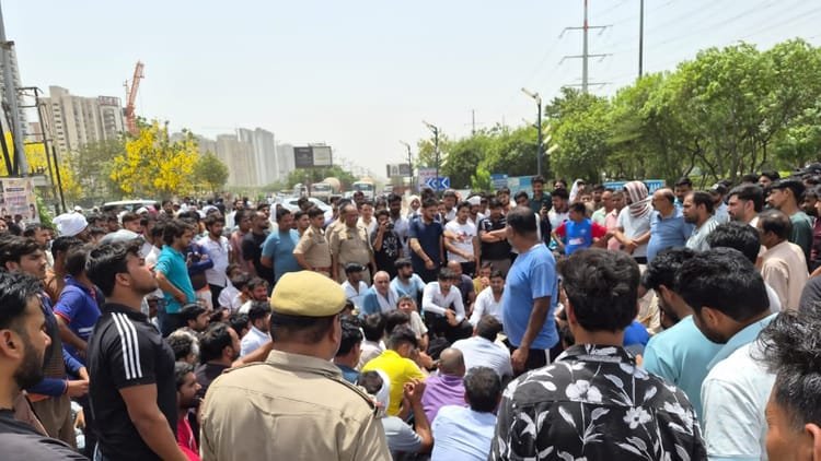 up:-युवक-की-गोली-मारकर-हत्या,-बाइक-सवार-तीन-हमलावरों-ने-मारी-छह-गोली;-गुस्साए-परिजन-ने-सड़क-पर-शव-रख-लगाया-जाम