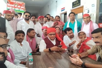 up:-पेट्रोल-डीजल-की-महंगाई-पर-जन-आक्रोश-मार्च-से-पहले-महानगर-अध्यक्ष-गिरफ्तार,-थाने-पहुंचे-कार्यकर्ता