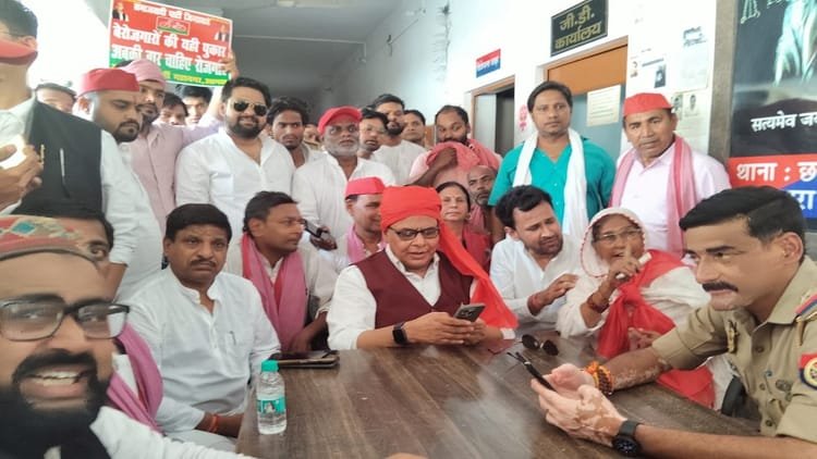 up:-पेट्रोल-डीजल-की-महंगाई-पर-जन-आक्रोश-मार्च-से-पहले-महानगर-अध्यक्ष-गिरफ्तार,-थाने-पहुंचे-कार्यकर्ता
