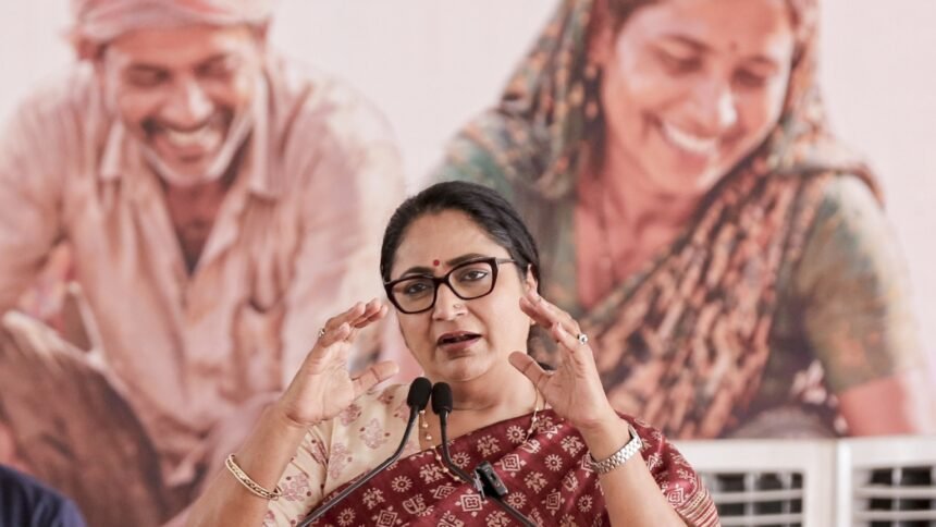 cm-रेखा-गुप्ता-का-बड़ा-ऐलान-“दिल्ली-में-13-साल-बाद-फिर-बनेंगे-राशन-कार्ड,-15-जून-से-ऑनलाइन-आवेदन”
