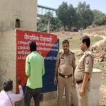 up:-गहरे-पानी-में-न-जाएं,-वहां-हैं-मगरमच्छ-और-घड़ियाल;-गंगा-दशहरा-से-पहले-पुलिस-ने-घाट-पर-लगाए-चेतावनी-बोर्ड