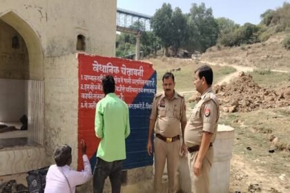 up:-गहरे-पानी-में-न-जाएं,-वहां-हैं-मगरमच्छ-और-घड़ियाल;-गंगा-दशहरा-से-पहले-पुलिस-ने-घाट-पर-लगाए-चेतावनी-बोर्ड