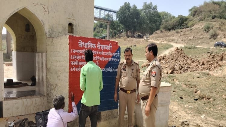 up:-गहरे-पानी-में-न-जाएं,-वहां-हैं-मगरमच्छ-और-घड़ियाल;-गंगा-दशहरा-से-पहले-पुलिस-ने-घाट-पर-लगाए-चेतावनी-बोर्ड