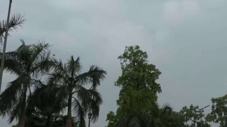 दिल्ली-ncr-में-तपती-गर्मी-से-राहत,-तेज-हवाओं-के-साथ-बारिश,-आसमान-में-काले-बादलों-ने-डाला-डेरा