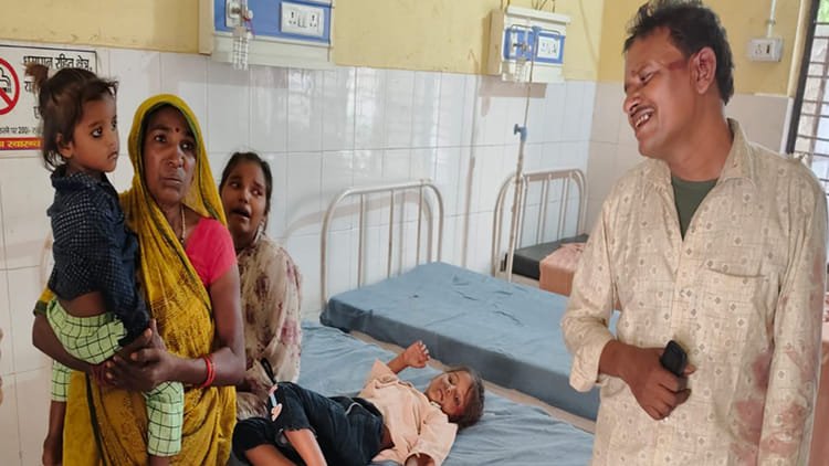 बांदा-में-दर्दनाक-हादसा:-तेज-रफ्तार-ट्राला-ने-बाइक-सवारों-को-मारी-टक्कर,-मां-बेटे-की-मौत