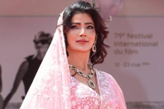 गुलाबी-साड़ी-और-सिर-पर-पल्लू,-बिग-बॉस-फेम-सोनिया-बंसल-का-कान्स-में-दिखा-पारंपरिक-अंदाज,-फिदा-हुए-फैन