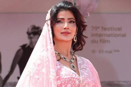 गुलाबी-साड़ी-और-सिर-पर-पल्लू,-बिग-बॉस-फेम-सोनिया-बंसल-का-कान्स-में-दिखा-पारंपरिक-अंदाज,-फिदा-हुए-फैन