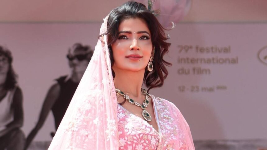 गुलाबी-साड़ी-और-सिर-पर-पल्लू,-बिग-बॉस-फेम-सोनिया-बंसल-का-कान्स-में-दिखा-पारंपरिक-अंदाज,-फिदा-हुए-फैन