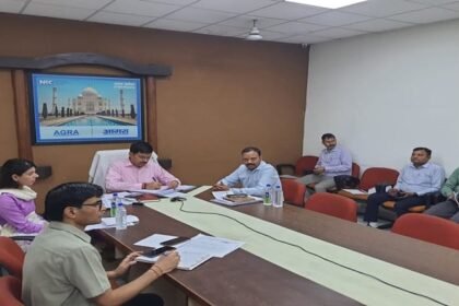 स्वास्थ्य-सेवाओं-में-लापरवाही-पर-कार्रवाई:-9-uphc-प्रभारी-का-वेतन-रोका,-शून्य-डिलीवरी-पर-डीएम-ने-दिए-ये-आदेश