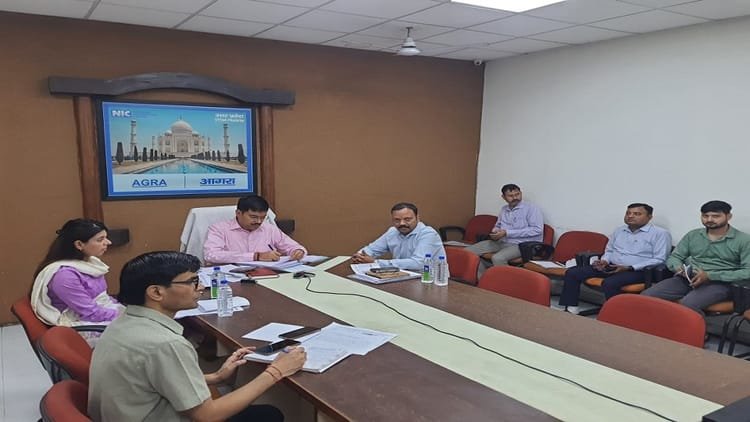 स्वास्थ्य-सेवाओं-में-लापरवाही-पर-कार्रवाई:-9-uphc-प्रभारी-का-वेतन-रोका,-शून्य-डिलीवरी-पर-डीएम-ने-दिए-ये-आदेश