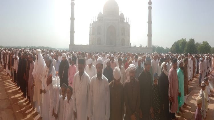 bakrid-2026:-ताजमहल-परिसर-में-अदा-की-गई-नमाज,-अमन-चैन-की-मांगी-दुआ,-तीन-घंटे-पर्यटकों-को-मिला-निशुल्क-प्रवेश