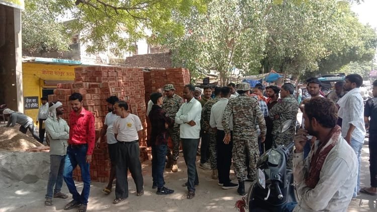 up:-आगरा-में-सड़क-पर-निर्माण-सामग्री-डालना-पड़ा-भारी,-नगर-निगम-ने-वसूला-10-हजार-का-जुर्माना