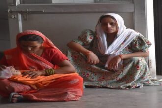 बिलखती-दादी-बोली:-साहब-मेडिकल-भिजवा-दो,-नाती-बहुत-बीमार-है;-मुझे-देखकर-सवेरे-से-नहीं-मुस्करा-रहा