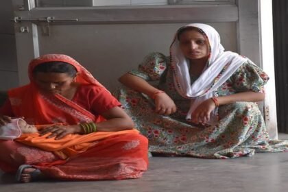 बिलखती-दादी-बोली:-साहब-मेडिकल-भिजवा-दो,-नाती-बहुत-बीमार-है;-मुझे-देखकर-सवेरे-से-नहीं-मुस्करा-रहा