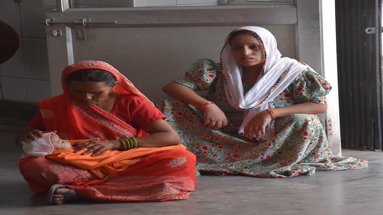 बिलखती-दादी-बोली:-साहब-मेडिकल-भिजवा-दो,-नाती-बहुत-बीमार-है;-मुझे-देखकर-सवेरे-से-नहीं-मुस्करा-रहा