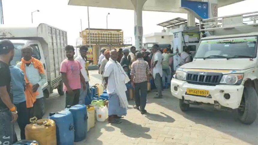 यूपी-से-खरीद-रहे-₹103-का-पेट्रोल,-नेपाल-ले-जाकर-₹135-में-बेच-रहे,-महाराजगंज-से-लगी-सीमा-पर-तेल-का-बड़ा-खेल