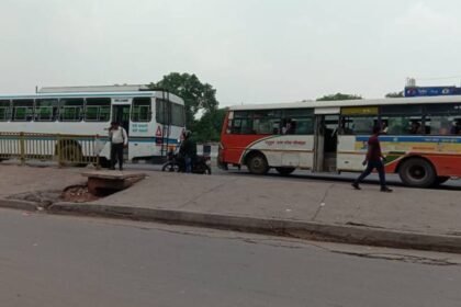दो-बार-टिकट-हो-गई-रद्द,-बस-भी-नहीं-मिली:-आगरा-isbt-पर-यात्री-का-फूटा-गुस्सा,-इसलिए-धरने-पर-बैठ-गया-वो