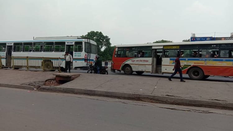 दो-बार-टिकट-हो-गई-रद्द,-बस-भी-नहीं-मिली:-आगरा-isbt-पर-यात्री-का-फूटा-गुस्सा,-इसलिए-धरने-पर-बैठ-गया-वो