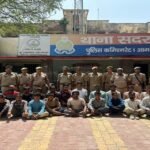 up:-बंद-मकान-में-चल-रहा-था-ऐसा-खेल,-बिखरे-नोट-देख-पुलिस-रह-गई-दंग;-22-लोग-किए-गिरफ्तार