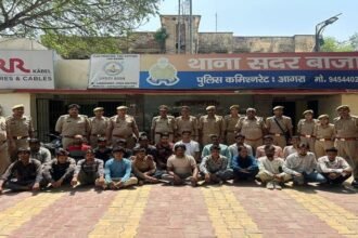 up:-बंद-मकान-में-चल-रहा-था-ऐसा-खेल,-बिखरे-नोट-देख-पुलिस-रह-गई-दंग;-22-लोग-किए-गिरफ्तार