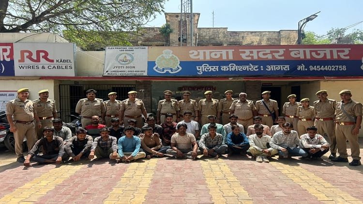 up:-बंद-मकान-में-चल-रहा-था-ऐसा-खेल,-बिखरे-नोट-देख-पुलिस-रह-गई-दंग;-22-लोग-किए-गिरफ्तार