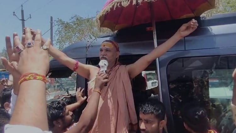 up:-जालौन-पहुंचे-शंकराचार्य-अविमुक्तेश्वरानंद;-चुनाव-को-लेकर-श्रद्धालुओं-से-हाथ-उठवाकर-दिलाया-यह-बड़ा-संकल्प