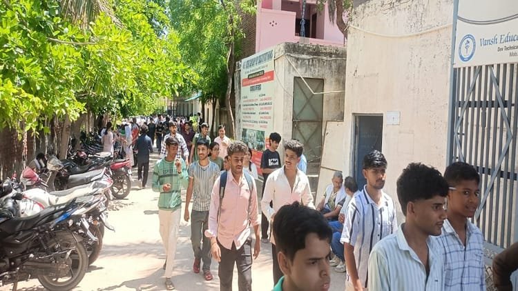up:-एनटीए-की-परीक्षा-में-सिस्टम-फेल,-ढाई-तीन-घंटे-तक-नहीं-खुला-सीयूईटी-का-पेपर;-जमकर-हुआ-हंगामा
