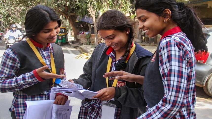 cbse-12वीं-का-री-इवैल्यूएशन-पोर्टल-आज-से-होगा-एक्टिव,-कैसे-करें-आवेदन,-क्या-है-फीस-और-नियम?-जानें-पूरी-डिटेल्स