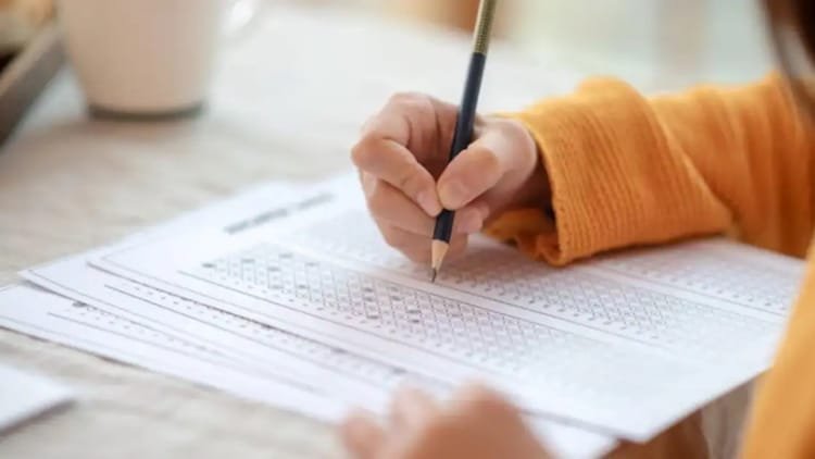 tgt-exam-:-लखनऊ,-जौनपुर-और-चित्रकूट-में-पकड़े-गए-चार-मुन्नाभाई,-दूसरे-की-जगह-दे-रहे-थे-टीजीटी-परीक्षा