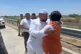 महाराष्ट्र:-उद्धव-शिंदे-शिवसेना-का-होगा-विलय?-दानवे-और-सत्तार-के-गले-मिलने-का-वीडियो-आया-सामने