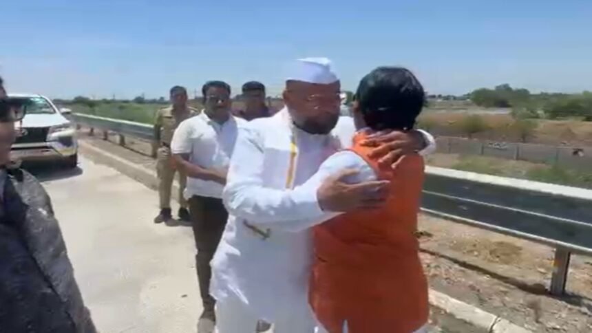 महाराष्ट्र:-उद्धव-शिंदे-शिवसेना-का-होगा-विलय?-दानवे-और-सत्तार-के-गले-मिलने-का-वीडियो-आया-सामने