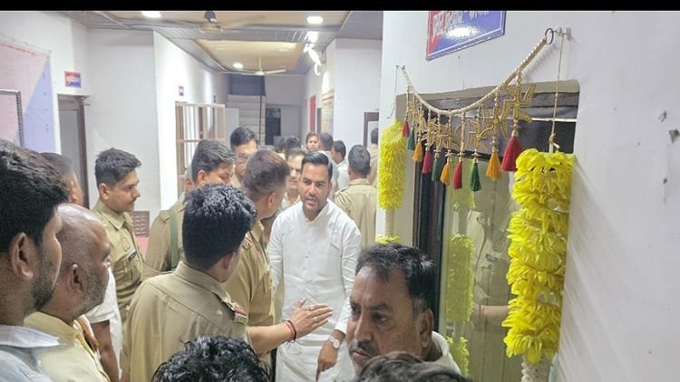 mathura:-अवैध-खनन-में-पुलिस-ने-पकड़े-थे-जो-दो-आरोपी,-थाने-पर-हंगामा-कर-छुड़ा-ले-गए-मंत्री-के-प्रतिनिधि