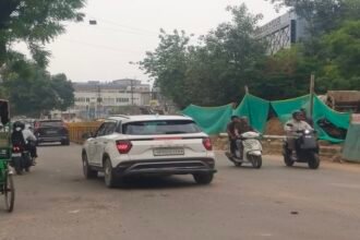 agra:-हरीपर्वत-से-पुलिस-ने-हटवाया-अतिक्रमण,-लोहे-की-ग्रिल-लगवाईं;-बाग-फरजाना-से-भी-निकाले-जा-रहे-वाहन