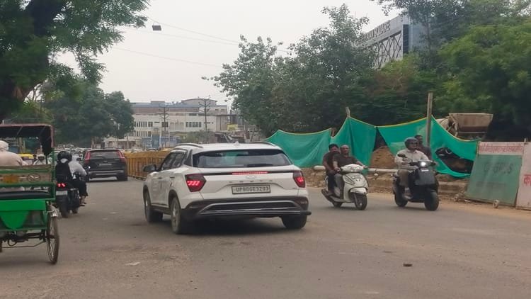 agra:-हरीपर्वत-से-पुलिस-ने-हटवाया-अतिक्रमण,-लोहे-की-ग्रिल-लगवाईं;-बाग-फरजाना-से-भी-निकाले-जा-रहे-वाहन