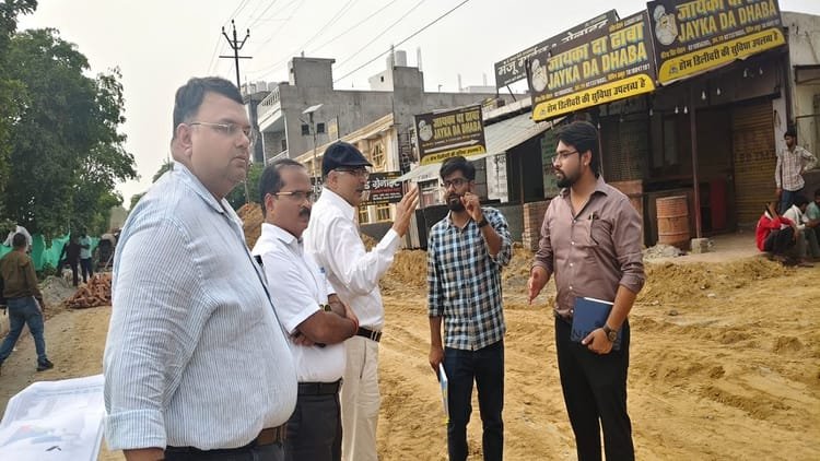 सीएम-ग्रिड:-सड़क-निर्माण-में-लापरवाही-पर-मंडलायुक्त-नाराज,-ठेकेदार-को-दी-सख्त-चेतावनी