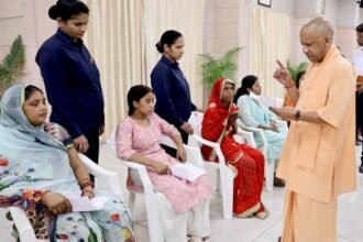 सीएम-का-जनता-दर्शन:-मां-के-साथ-पहुंची-बेटी,-कहा-12वीं-में-अच्छे-अंक-हैं,-बीटेक-करना-चाहती-हूं;-मिला-जवाब