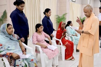 सीएम-का-जनता-दर्शन:-मां-के-साथ-पहुंची-बेटी,-कहा-12वीं-में-अच्छे-अंक-हैं,-बीटेक-करना-चाहती-हूं;-मिला-जवाब