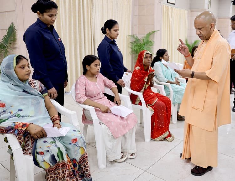 सीएम-का-जनता-दर्शन:-मां-के-साथ-पहुंची-बेटी,-कहा-12वीं-में-अच्छे-अंक-हैं,-बीटेक-करना-चाहती-हूं;-मिला-जवाब