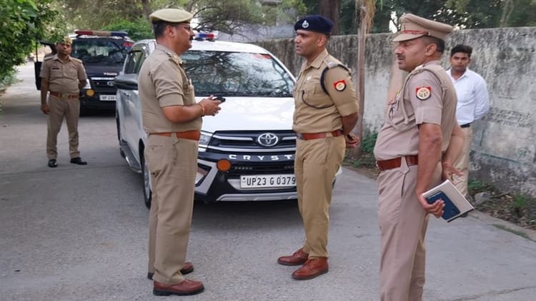 amroha-police:-दुष्कर्म-के-सात-घंटे-बाद-आरोपी-के-घर-चला-बुलडोजर,-72-घंटे-में-चार्जशीट,-दूसरे-दिन-गिरफ्तारी