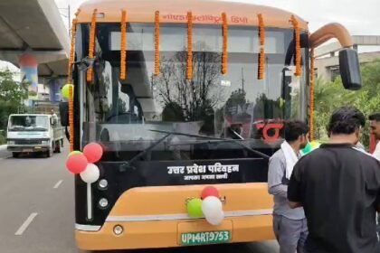 कहां-पहुंची-आपकी-ई-बस?-अब-रियल-टाइम-ट्रैकिंग-शुरू,-नोएडा-में-इन-5-रूटों-पर-दौड़ने-लगीं-100-इलेक्ट्रिक-बसें