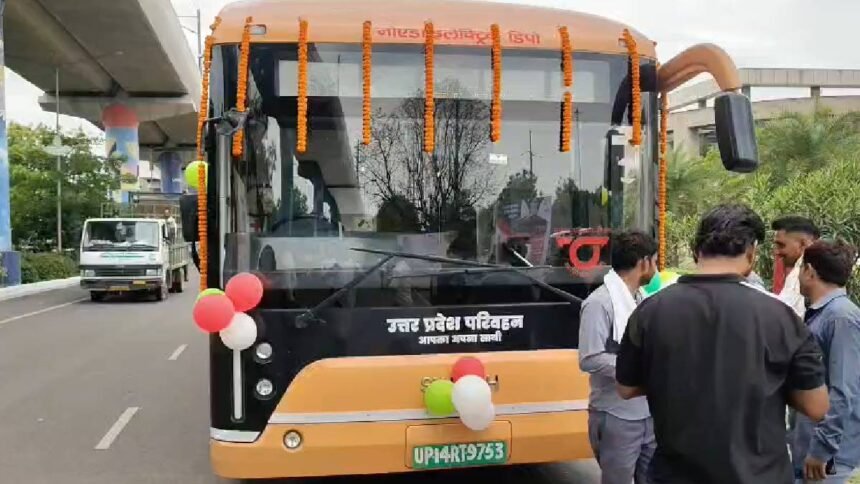 कहां-पहुंची-आपकी-ई-बस?-अब-रियल-टाइम-ट्रैकिंग-शुरू,-नोएडा-में-इन-5-रूटों-पर-दौड़ने-लगीं-100-इलेक्ट्रिक-बसें