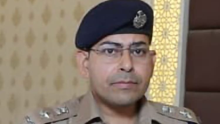 pilibhit-news:-तीन-दरोगा-समेत-15-पुलिसकर्मी-निलंबित,-एसपी-सुकीर्ति-माधव-ने-की-बड़ी-कार्रवाई