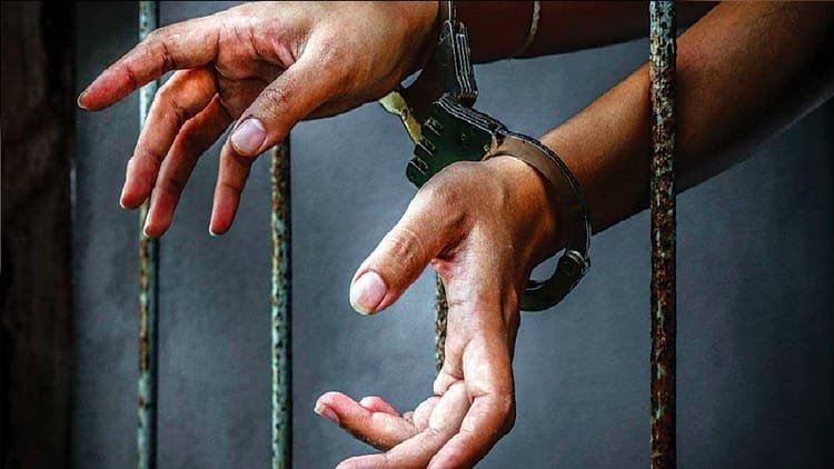 रखवाला-बन-गया-चोर:-जूता-फैक्टरी-में-गार्ड-ने-रची-चोरी-की-साजिश,-साथियों-को-बुलाकर-समेट-ले-गया-सामान
