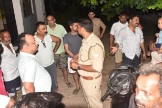 बत्ती-गुल-गुस्सा-फुल:-मुरादाबाद-में-लोगों-ने-घेरा-बिजलीघर,-फॉल्ट-ठीक-करने-के-लिए-लाइनमैन-तक-नहीं-मिले