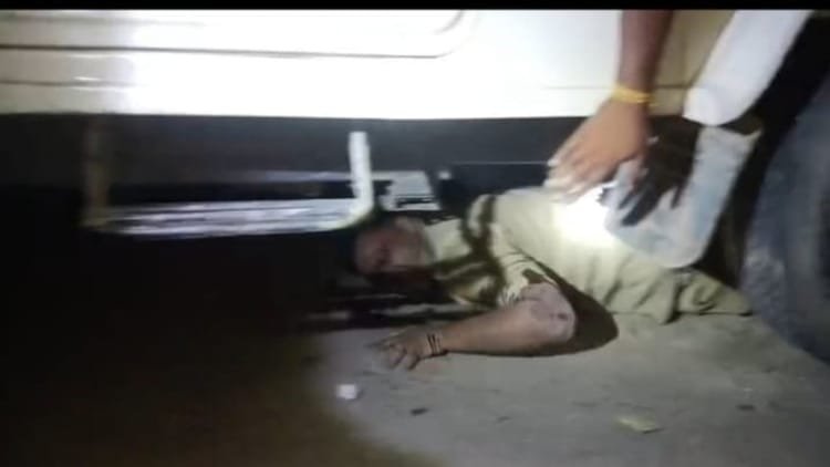 बदायूं-में-हादसे:-कार-की-टक्कर-से-बाइक-सवार-की-मौत,-साथी-घायल;-पिकअप-ने-सिपाही-को-कुचला,-हालत-नाजुक