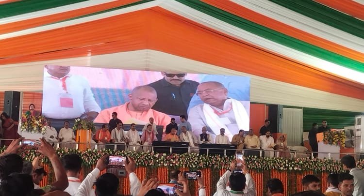 cm-yogi-in-mahoba:-‘बुंदेलखंड-की-तोप-से-कांप-रहे-दुश्मन’,-योगी-बोले-अब-माफिया-नहीं,-विकास-का-राज;-ये-भी-कहा