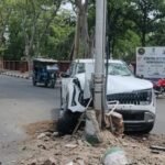 aligarh-muslim-university:-बाइक-सवार-को-बचाने-में-खंभे-से-टकराई-अनियंत्रित-कार,-एयरबैग-खुलने-से-टला-बड़ा-हादसा