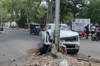 aligarh-muslim-university:-बाइक-सवार-को-बचाने-में-खंभे-से-टकराई-अनियंत्रित-कार,-एयरबैग-खुलने-से-टला-बड़ा-हादसा